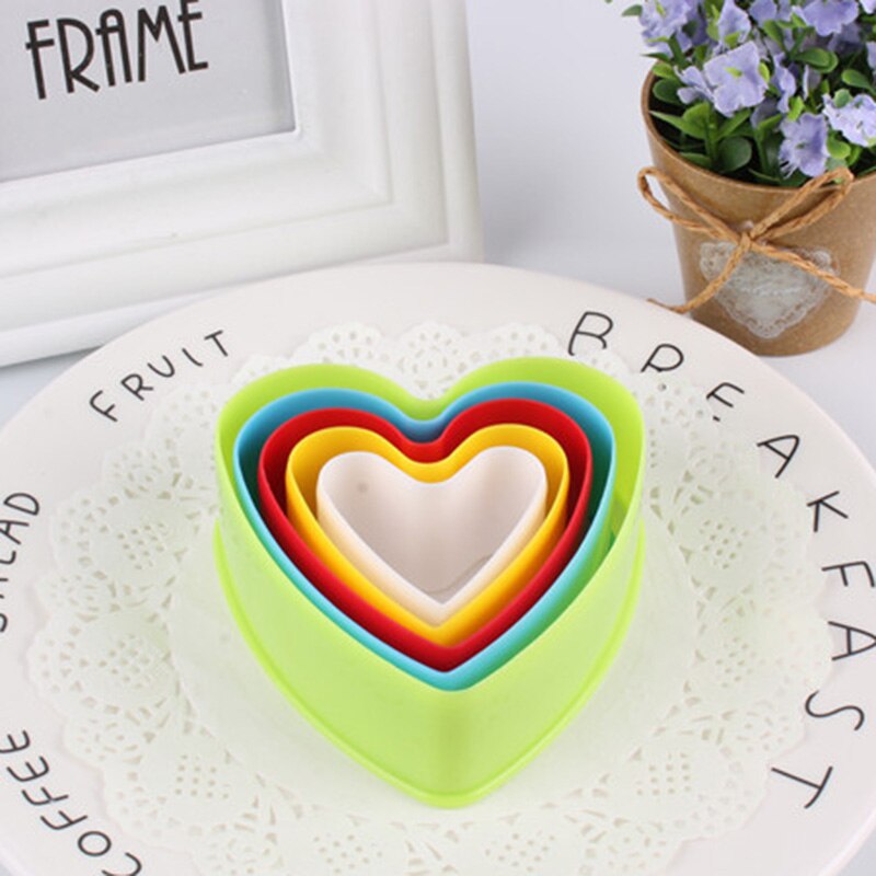 5 stks/set Fondant Cake Cookie Cutter Mold Kleurrijke Plastic Biscuit Mallen Fruit Cutter Mooie Vorm Bakken keuken Accessoires: Love heart-shaped