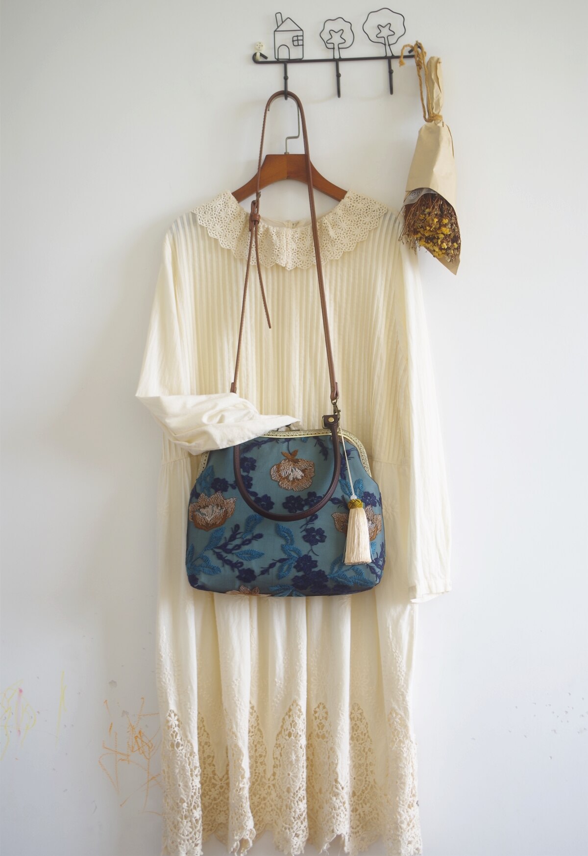 Handmade Women Floral Emboriery Handbag Lady Chinese Old Style Vintage Retro Gauze Fringe Clip Top-handle Messenger Bag