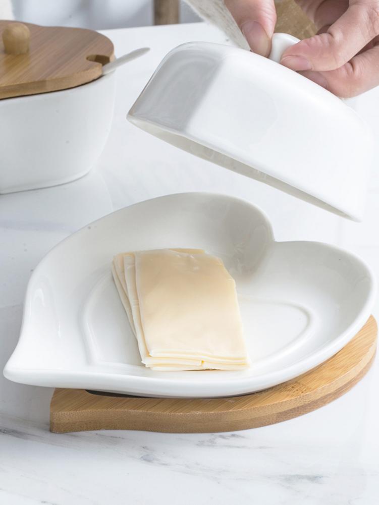 Plato de mantequilla de cerámica con forma de corazón, para cocina, con Base de bambú y madera, bandeja de almacenamiento de queso puro, plato de mantequilla