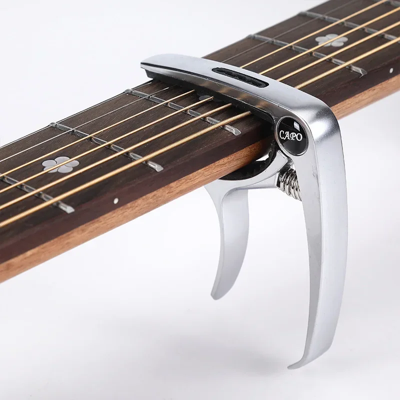 Ausgezeichneter Metall-Gitarren-Kapodaster, Einstellclip, Gitarren-Kapodaster für akustische E-Gitarren, Bass, Ukulele mit Plektrenhalter, 1 Stück: YELLOW