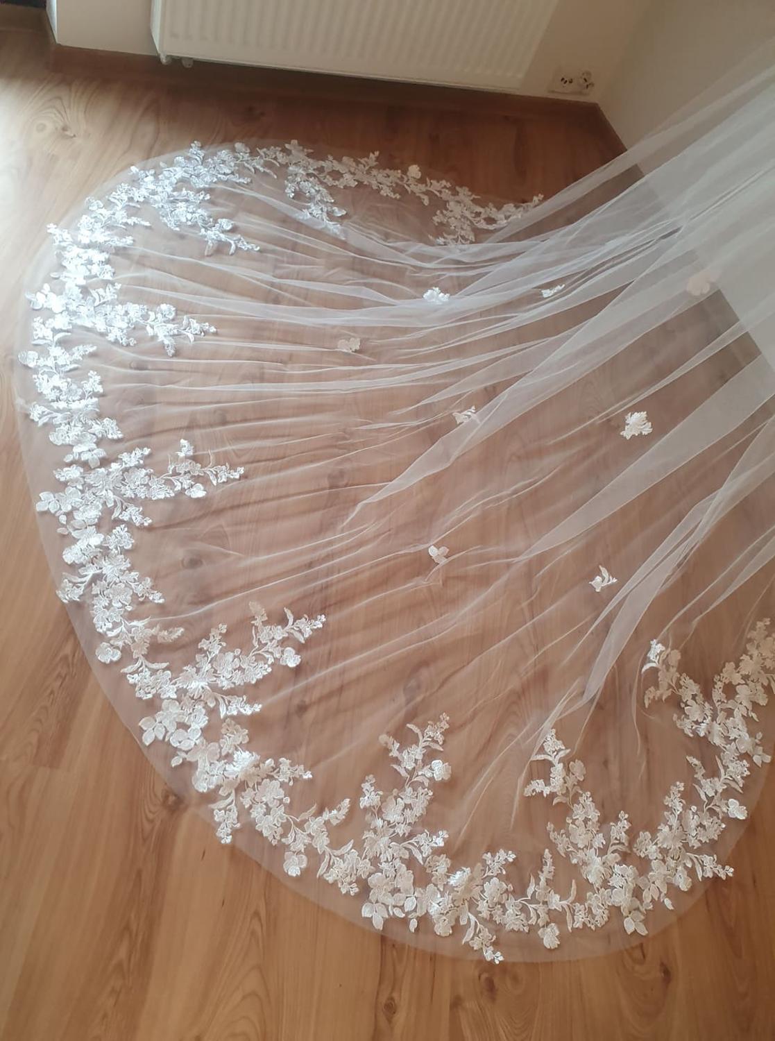 Royal Elegance Real Photo One Layer Wedding Veil With Metal Comb White Lace Applique Bridal Veils Cathedral Wedding Veil