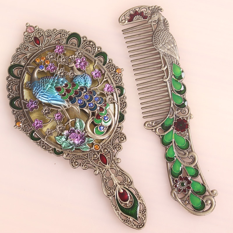 Antiek Messing met Groen Blauw Hand Geschilderd en Roze Strass Jeweled Pauw Opvouwbare Metalen Hand Spiegel en Kam Set