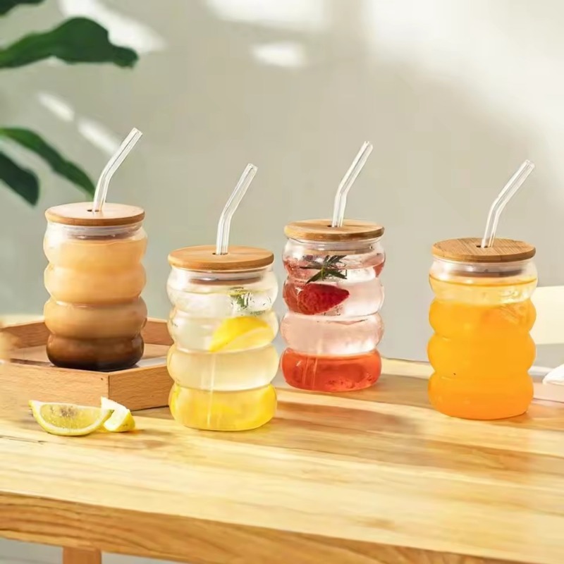 13,5 Oz Geribbelde Glazen Bekers, Vintage Drinkglaswerk met Deksel en Rietje Heldere Ijskoffiekop Esthetische Glazen Beker voor Ijskoffie Sap Drinkmelk (streep vlinder