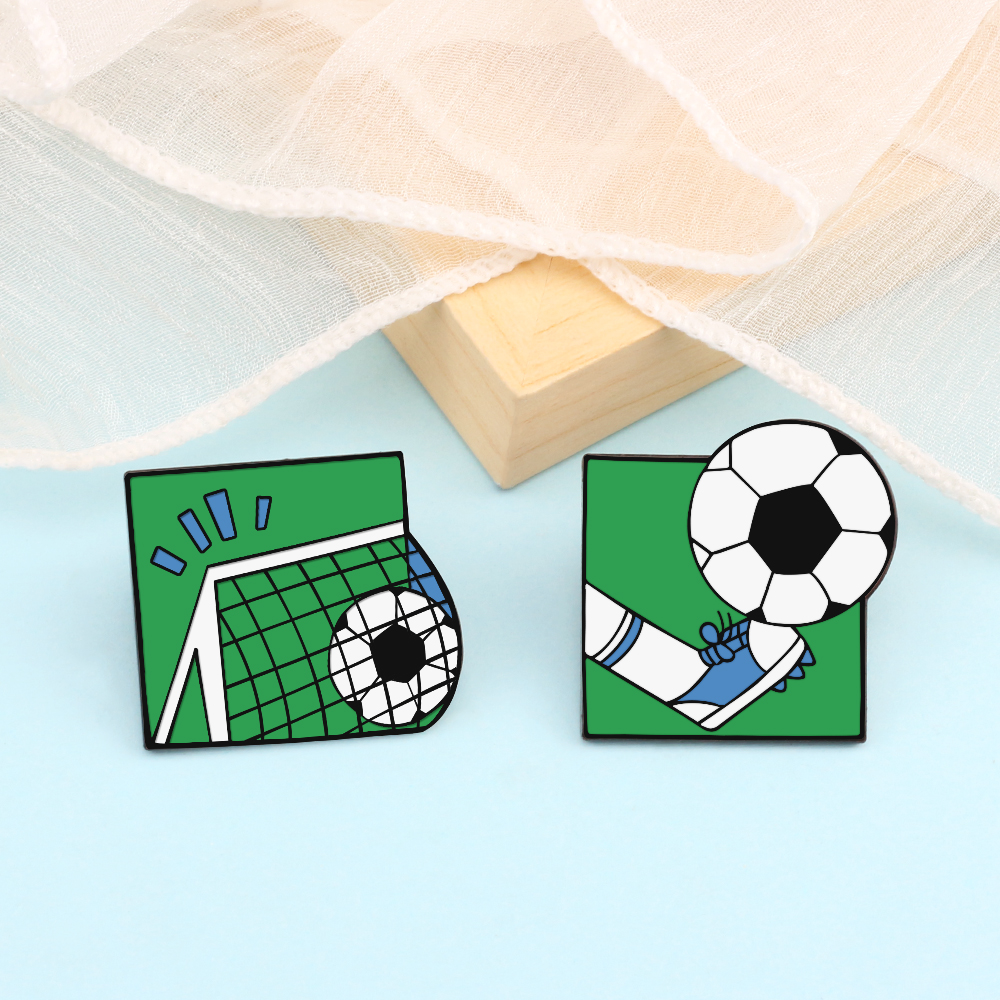 Atlet emalje nåle sjove spiller fodbold målscorer mål brocher fodboldmesterskab jakke badges smykker til fodboldfans