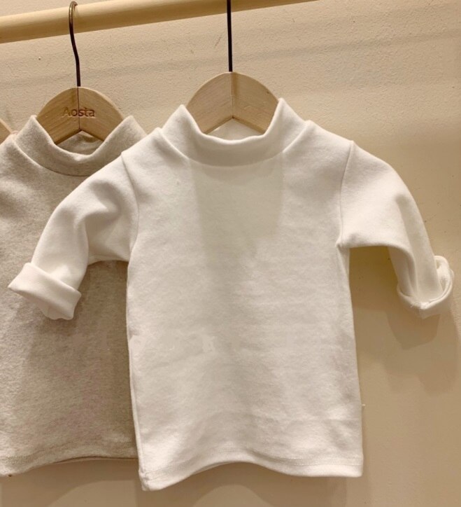 Forår og efterår baby t-shirts basisshirt baby ren farve bomuld halvhøj krave lange ærmer alt-matchende top: Hvid