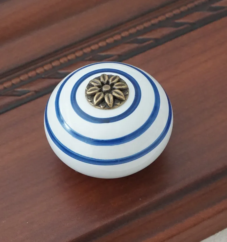 Keramiske knott / kommode knotter hvit blå kabinett trekker knotter / unike kjøkken dørhåndtak knott møbler hardware: Hvit