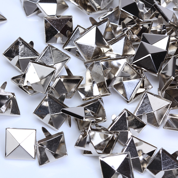 100x 12mm metall pyramidnitar dekorativa nitar gotisk topp