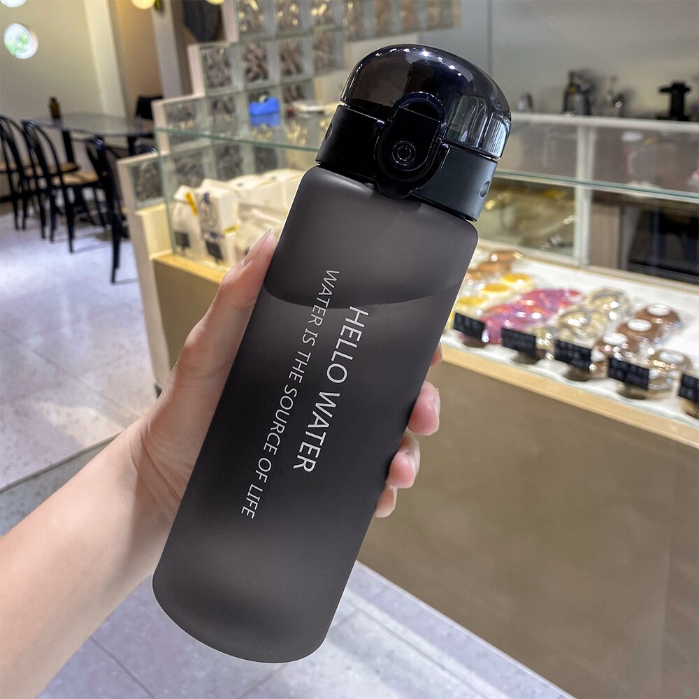 780ml plast sport vattenflaska stor kapacitet utomhus matt vatten kopp män kvinnor barn student protable flaska för vatten: Svart