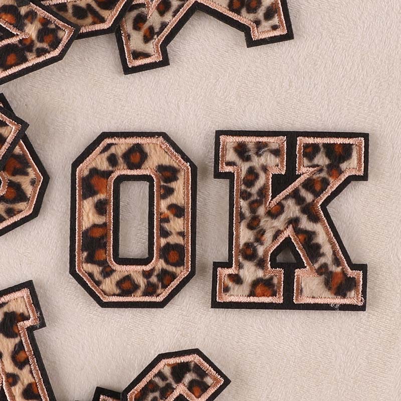 Parches de insignia de letras del alfabeto inglés A ~ Z, apliques bordados con estampado de leopardo, pegatinas para planchar para ropa, ropa con nombre DIY