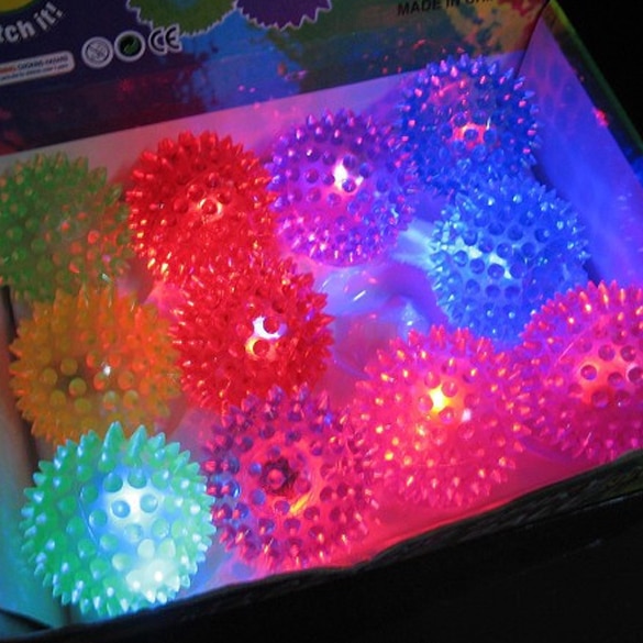 Knipperende lichtgevende, puntige, hoge stuiterende ballen, nieuwigheid, sensorische egelbal  m09