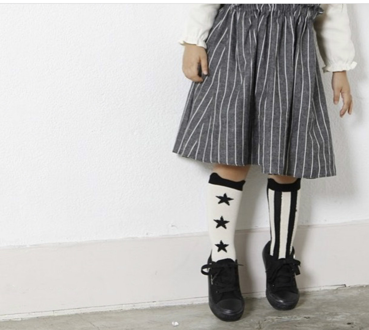 Zwart En Wit Vijf-Ster Verticale Strepen Gekamd Katoenen Baby Kinderen En Meisjes Midden Buis Sokken