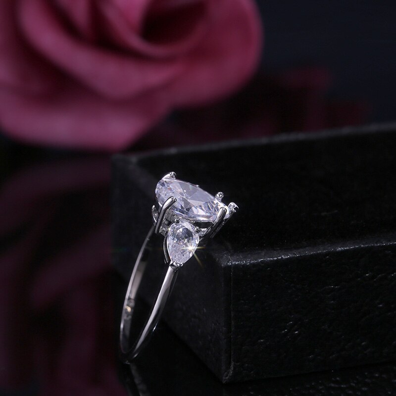 HUITAN Klar Wasser Tropfen Geformt Klassische Hochzeit Engagement Ringe Reißen Birne Geformt kubisch Zirkon Stein Frauen Schmuck Ring