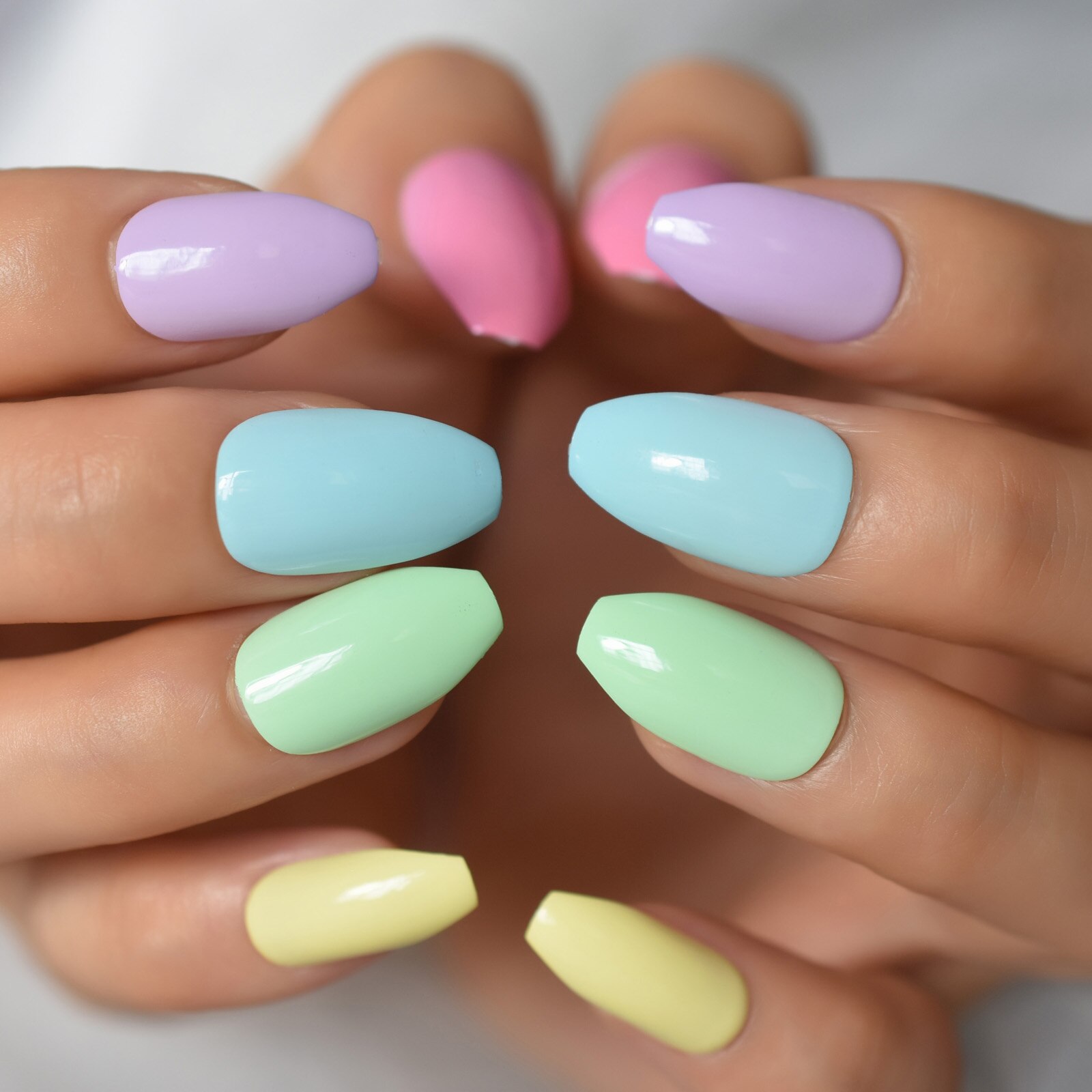 26 pièces de Faux Ongles en Gel, mélange de paillettes, holographiques, carrés, courts, de couleur rose, rouge foncé: L6131