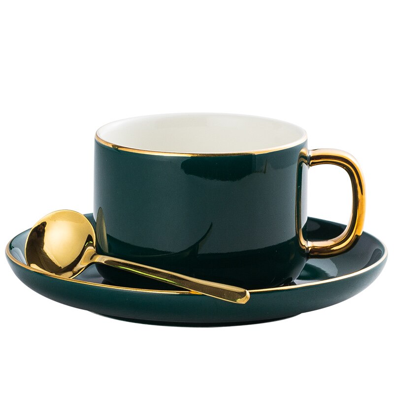 Xícara de café, copo de café europeu, xícara de chá, xícara de água. Copo de café cerâmico, prato, colher, um conjunto.