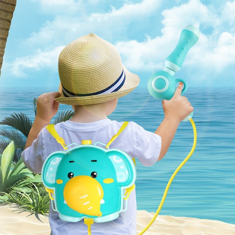 Zomer kinderen water sproeier jongen meisje kinderen druk rugzak spelen water sproeier buiten strand speelgoed
