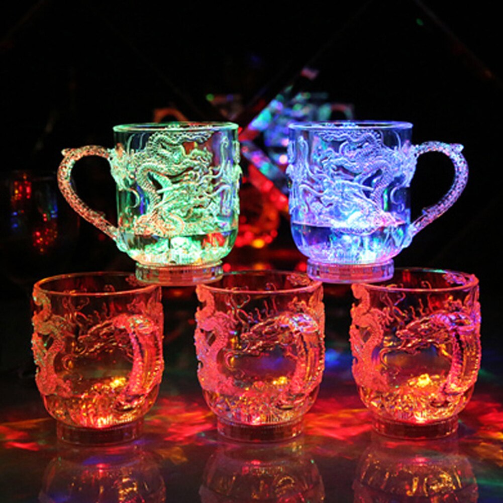 Die leuchtende tasse ist eine helle LED-blitz tasse mit wasser und farbe sensor farbwechsel tasse Neue Drachen tasse регулятормощности