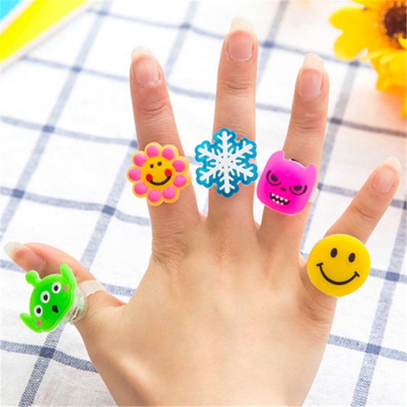 Großen Rabatt Neue Einkaufen Wohlfahrt Leucht 2 teile/los Ring Mädchen Spielzeug Nette Finger Ring Mixstyle LED Karikatur Lichter Mädchen Ring spielzeug