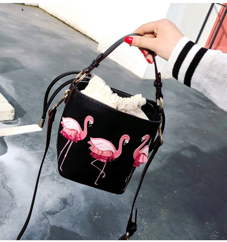 Flamingo bordado design adorável rosa balde saco pequeno couro do plutônio feminino bolsa de ombro bonito menina crossbody saco diário bolsa: Black