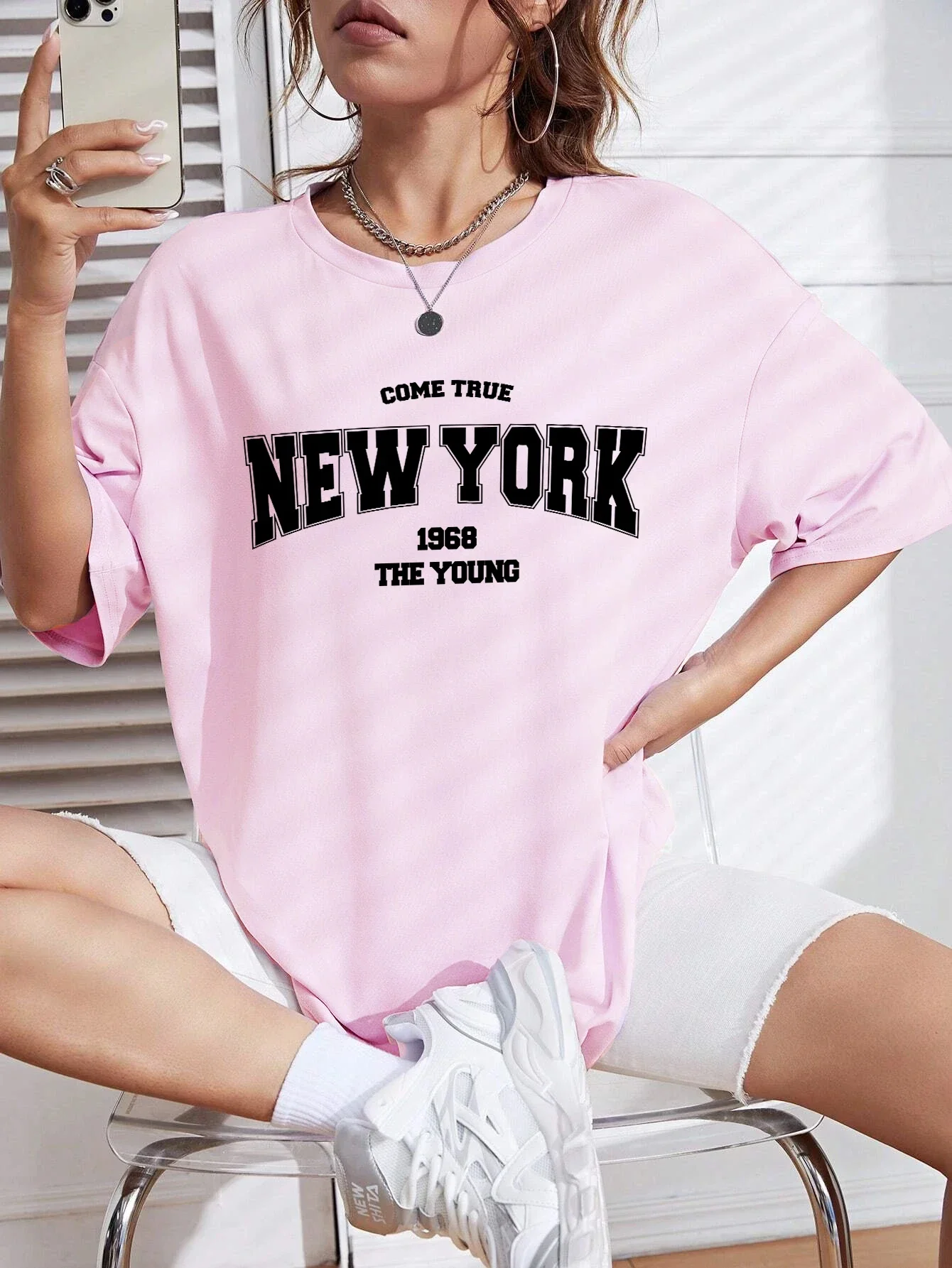 Quand 1968 The York Is Young Woman T shirt, fille, surdimensionné, 03/Top, créativité, streettershirt, vêtements décontractés individuels
