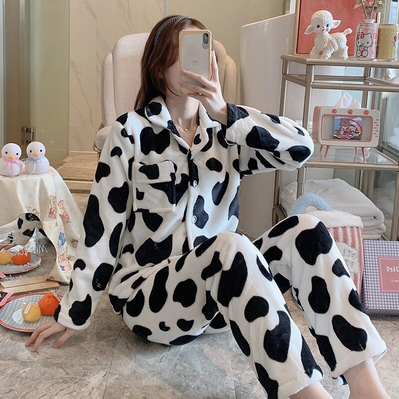 Conjunto de pijama de franela con estampado de vaca para mujer, ropa de dormir de manga larga gruesa y cálida, de terciopelo Coral, para el hogar, para invierno,