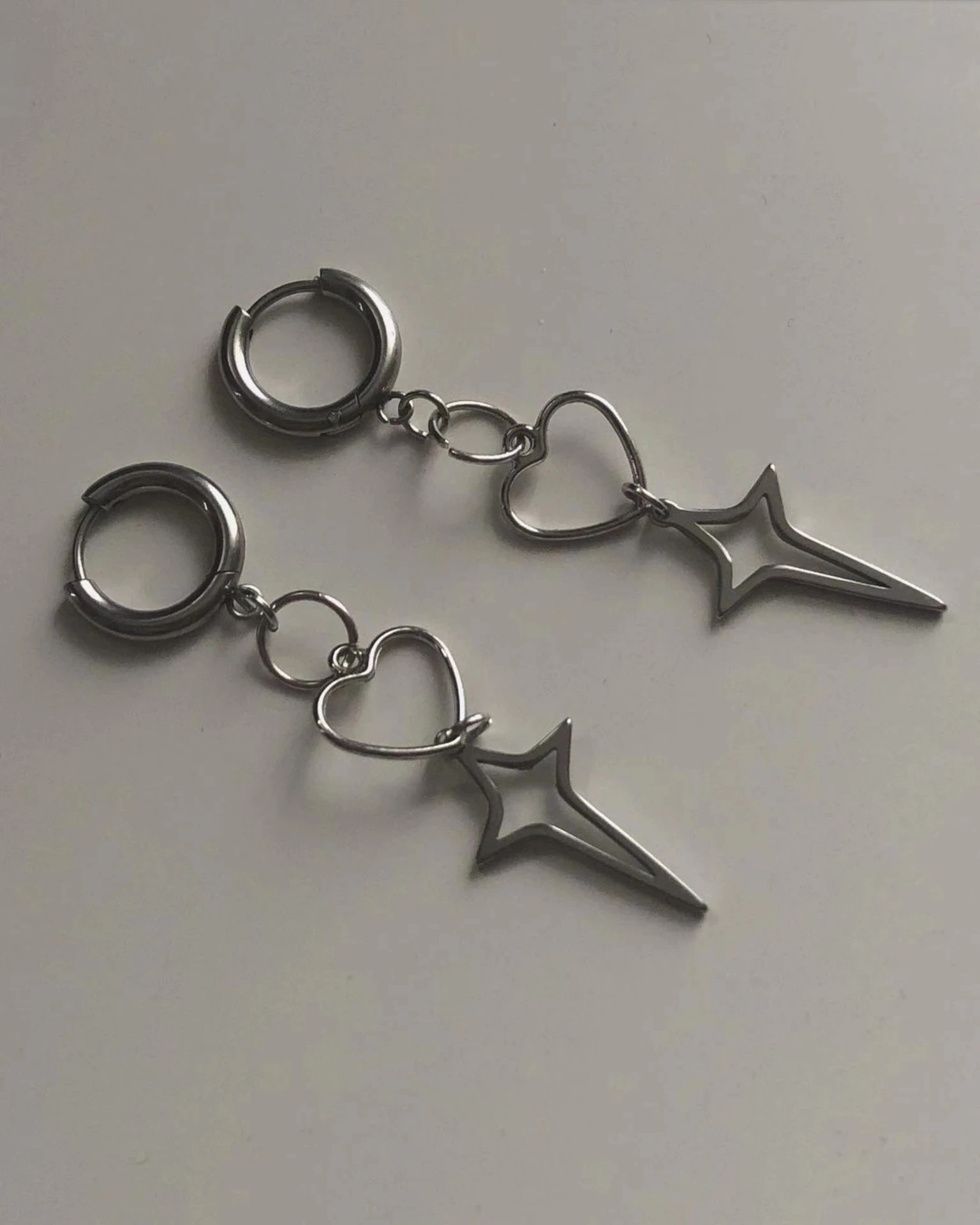 Pendientes asimétricos de estrella de cuatro puntas para mujer, aretes de tuerca de superhada, joyería Simple de Color plateado, 925: Chapado en platino