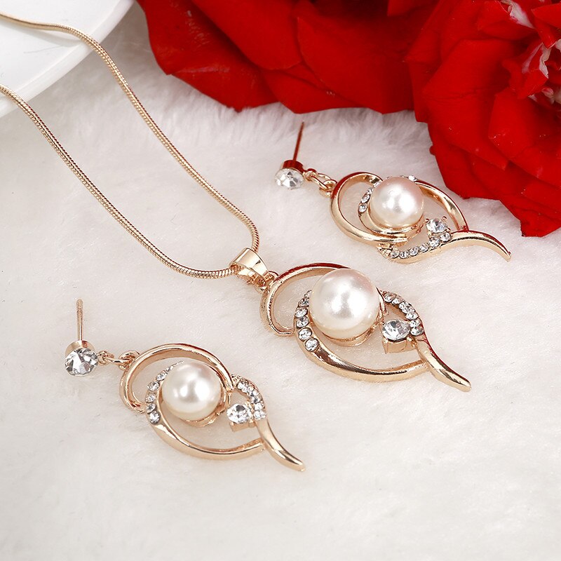 Zoshi Gouden Bruids Sieraden Sets Voor Vrouwen Gesimuleerde Pearl Hollow Hanger Ketting Oorbellen Delicate Bruiloft Sets