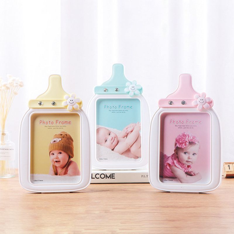 Baby cartoon flesvormige fotolijst voor een kind met een verjaardagsfoto