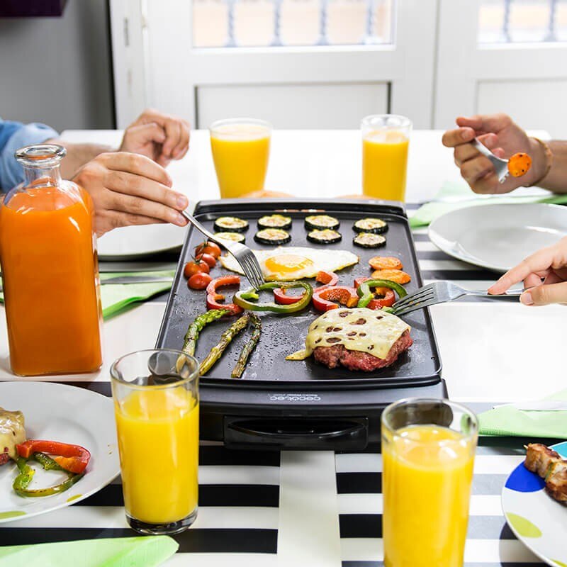 Cecotec Black&amp;Water 2500 Plancha de Asar Eléctrica de Cocina Revestimiento Daikin Asegura la Máxima Antiadherencia Amplia Superficie Cocinado 45 x 25cm Temperatura Ajustable Apta para la Limpieza en Lavavajillas