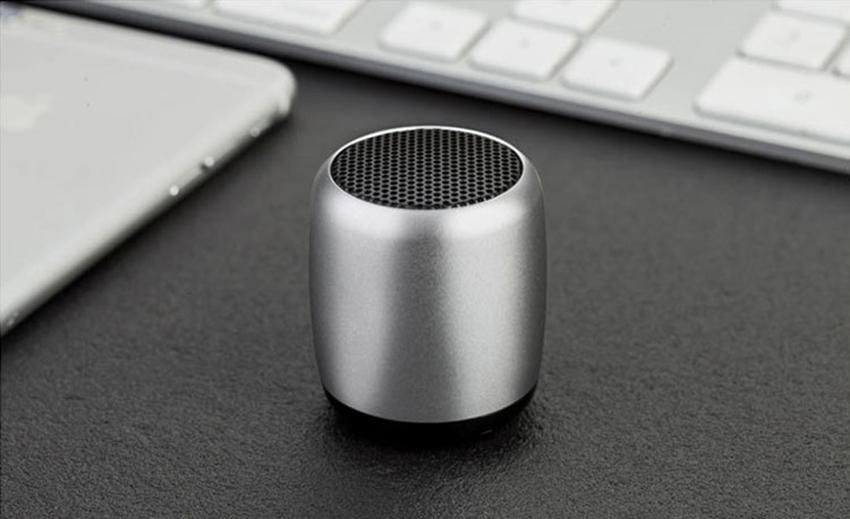 Metalen Super Mini Draadloze Luidspreker Draagbare Kleine Zakformaat Met Selfie Afstandsbediening Microfoon Lanyard: Silver