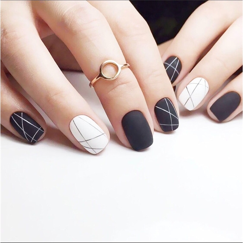 24 stks/set Zwart Witte Lijn Nep Nagels Korte Matte Valse Nagels Vrouwen Manicure Kunstmatige Nail Art Decal Volledige Nail tips