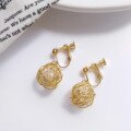 Kleine Korte Golden Metal Hollow Out Gevlochten Bal Oor Clips Vrouwelijke Retro Eenvoudige Temperament Imitatie Parels Clip Op Oorbellen: clip on earrings