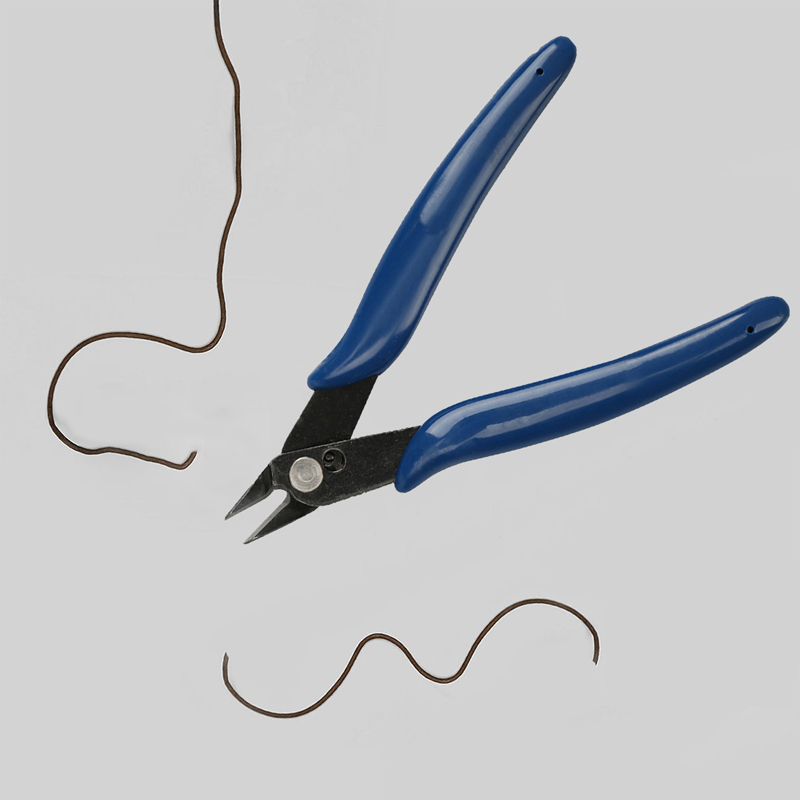 2 Kleuren Metal Snippers Gebruiken Om Snip Elkaar Sterft En Trim Uit De Kleine Metalen Tabs Van Sterven Sets.