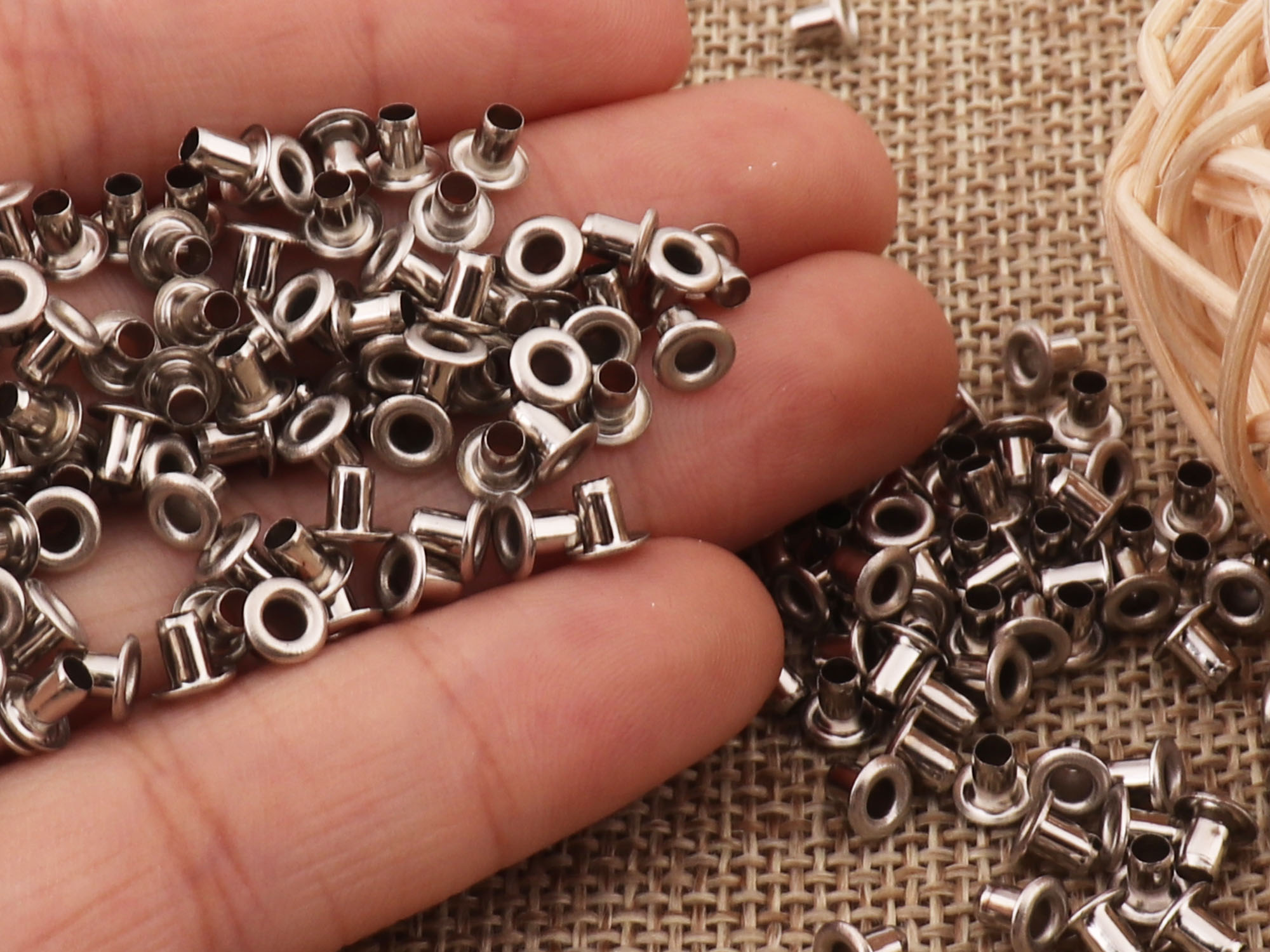 200Stck Mini Silber- Metall Ösen und Ösen Pro Stichworte,Nähen Ösen Tunnel Segeltuch Ösen Tasche Ösen