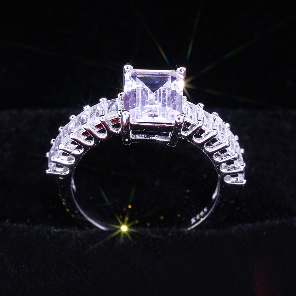 Huitan Klassieke Vierkante Cubic Zirkoon Prong Instellen Bruiloft Vinger Ring Voor Vrouwen Met Kleine Steen Opzij Shiny Romantische Femme Ring