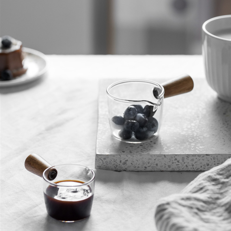 Small glass milk cup mini wooden handle milk jug milk jar honey milk cup seasoning small dish steak juice bucket