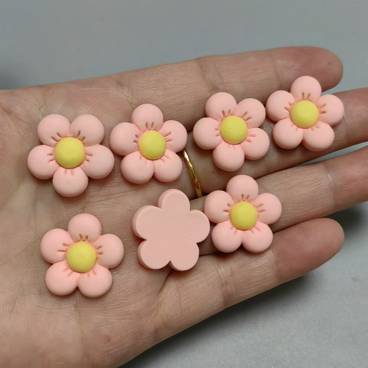 10 Uds. De resina fresca, flor colorida, accesorios de pegamento en crema DIY, hebilla de zapato hecha a mano, Clip para el pelo, decoración de funda de teléfono, dijes artesanales: Gris oscuro