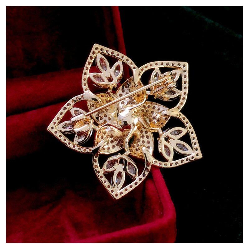 Spille per le donne S925 perle d&#39;imitazione Hollow Cubic Zirconia fiore spilla temperamento spilla corpetto gioielleria raffinata