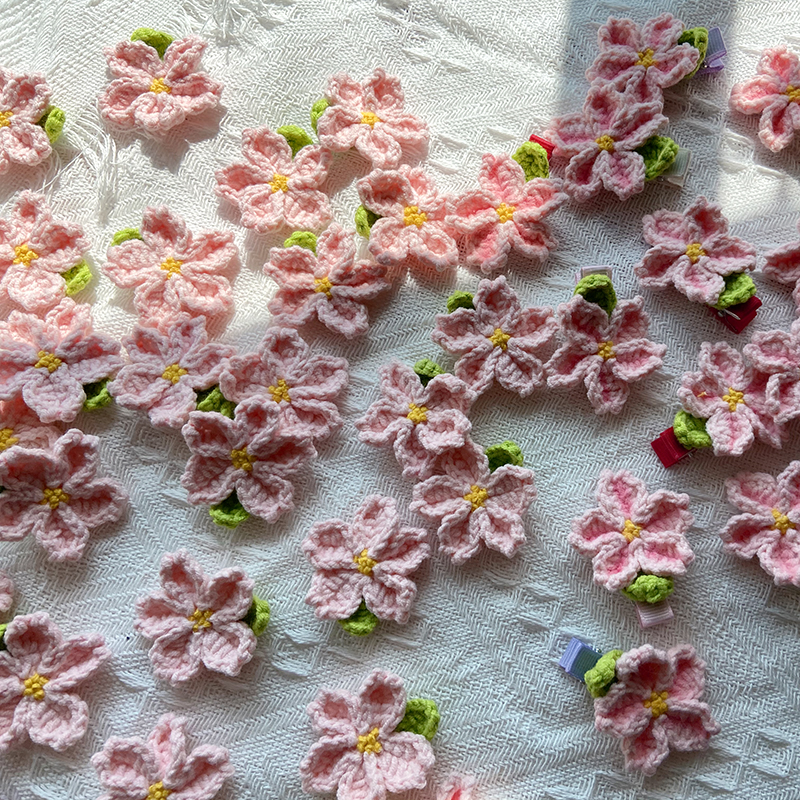 Flor de ganchillo tejida a mano, flor de cerezo, horquilla de ganchillo, accesorios de costura DIY, flor de hoja rosa y verde