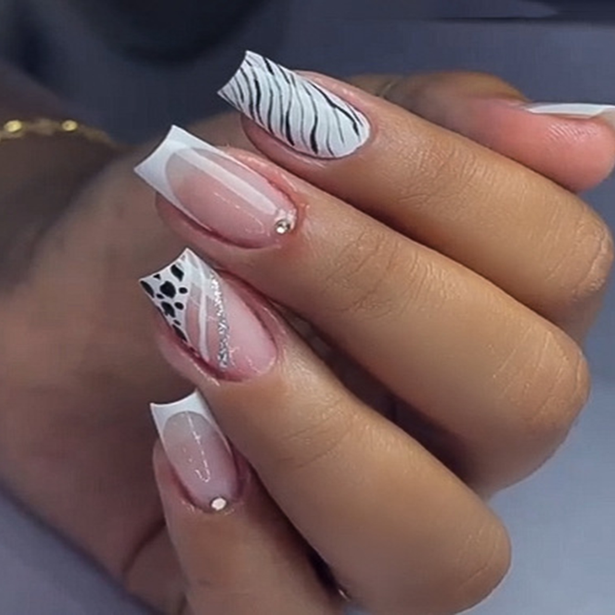 4 ensembles/96 pièces à pression carrée sur les ongles: points dégradés/floral/multicolore. Longueur moyenne brillante avec fichiers et gels. Fête et quotidienne. Détachable: Argent