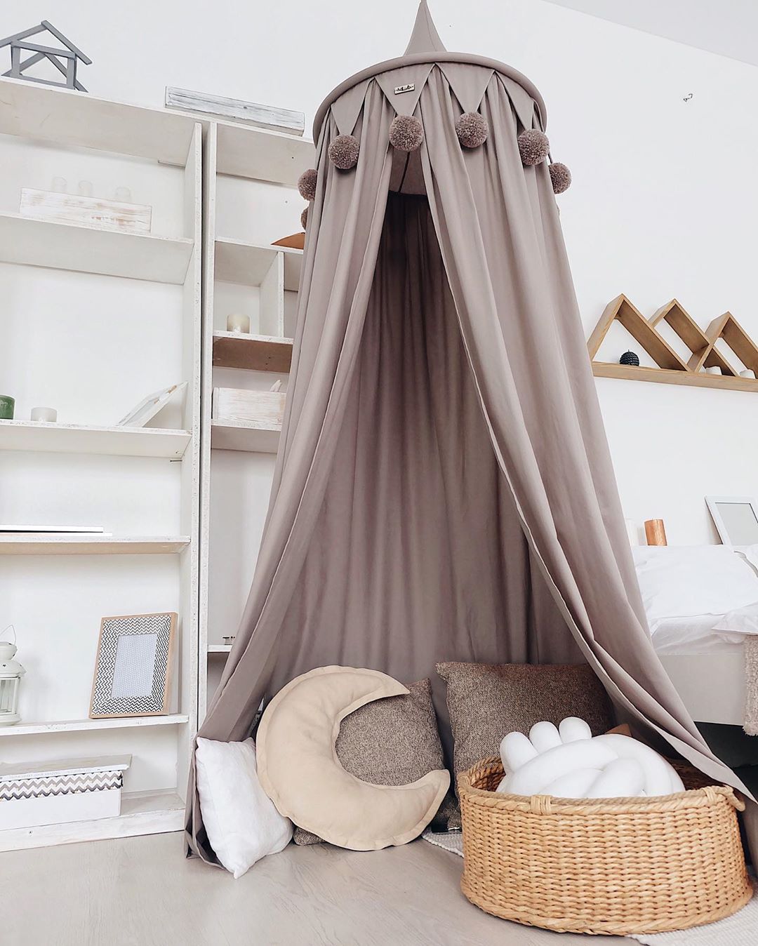 Mosquitera hecha a mano para decoración de dormitorio de niños, cortinas toldo para camas, cúpula colgante redonda con borlas de pompón: Grey