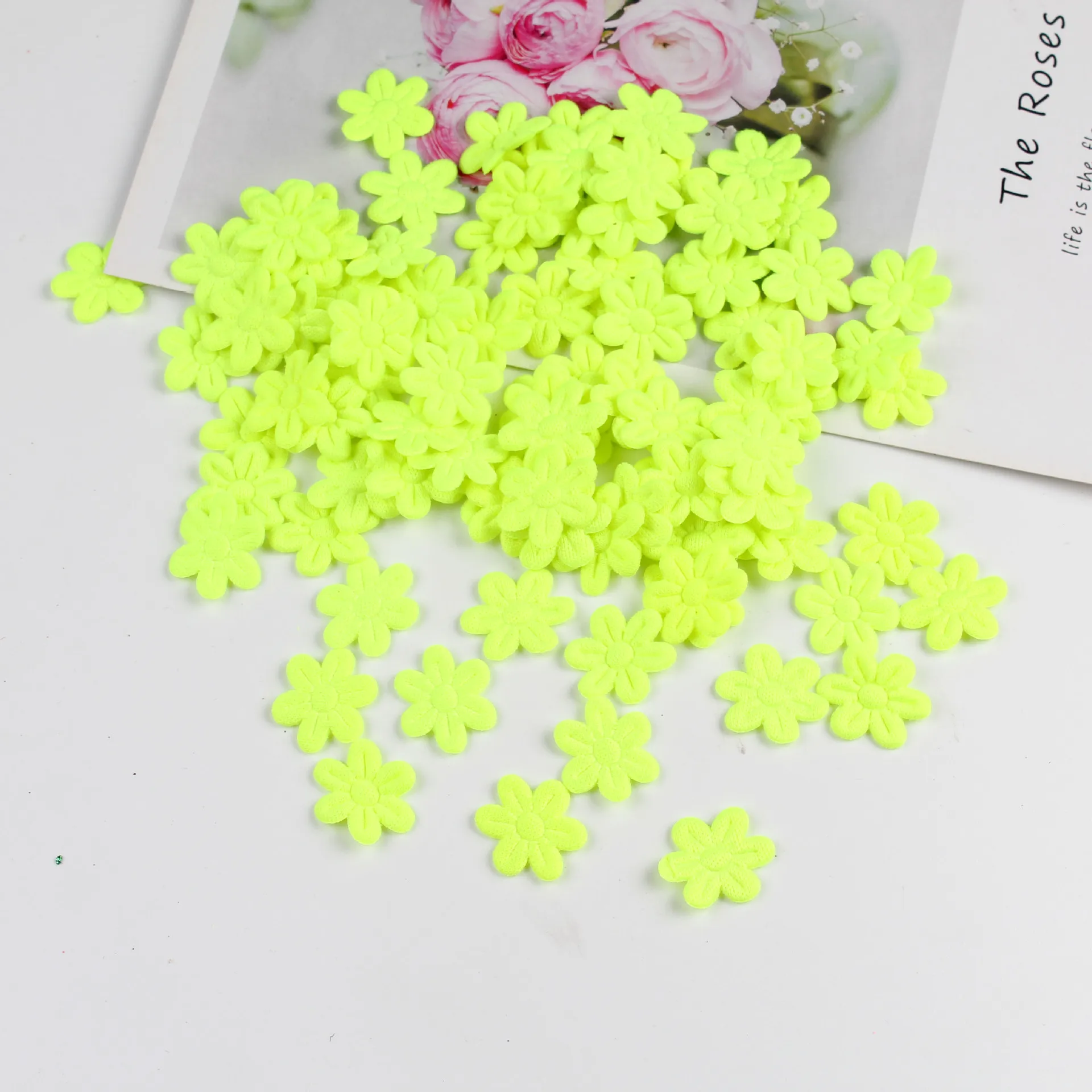 100 stücke sechs blättrige Blume Filz Stoff Prägung DIY NäHenne Handwerk Haarnadel Hand gefertigte Materialien Stoff Flecken Hochzeit Wohnkultur: Fluoreszenz Gelb