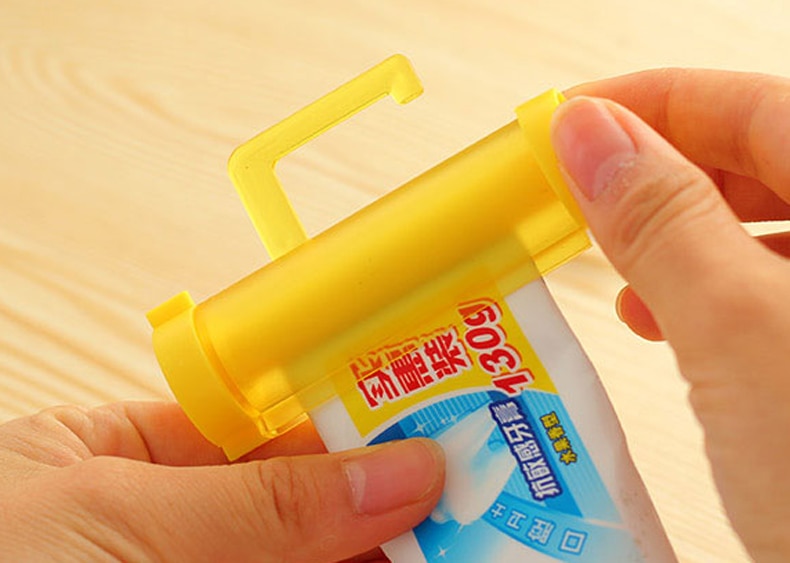 Rolling Toothpaste Squeezer and Hanger Gadget Random Color DEC889
