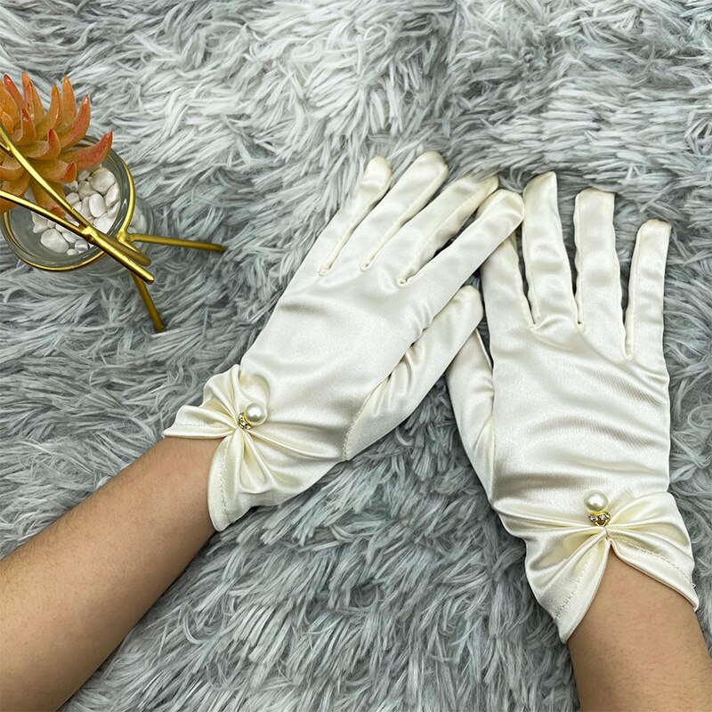 Kvinner sateng korte sexy hansker solkrem sommer anti-uv elastiske tynne votter kjører helfinger rød hvit svart kjole hansker: Beige
