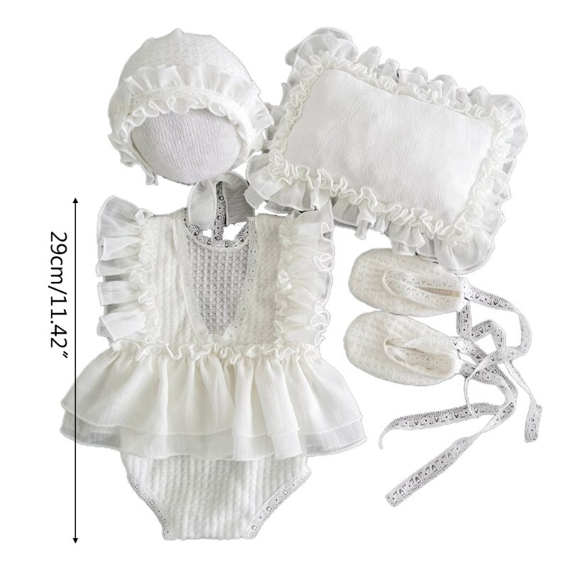 Set van 5 pasgeboren fotografie-accessoires: kanten jurkje, hoedje, kussentje, korte broek en schoenen.