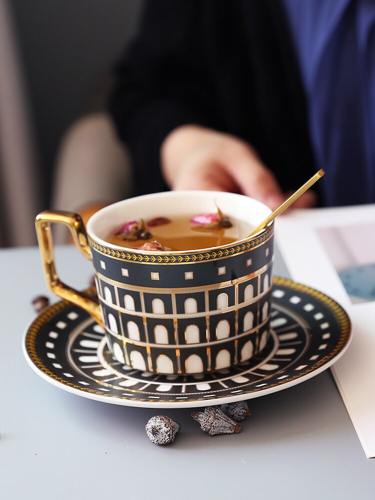 Juego de tazas de café pequeñas europeas, platillo de porcelana de lujo hecho a mano, tazas de té con mango texturizado, decoración del hogar, OO5050