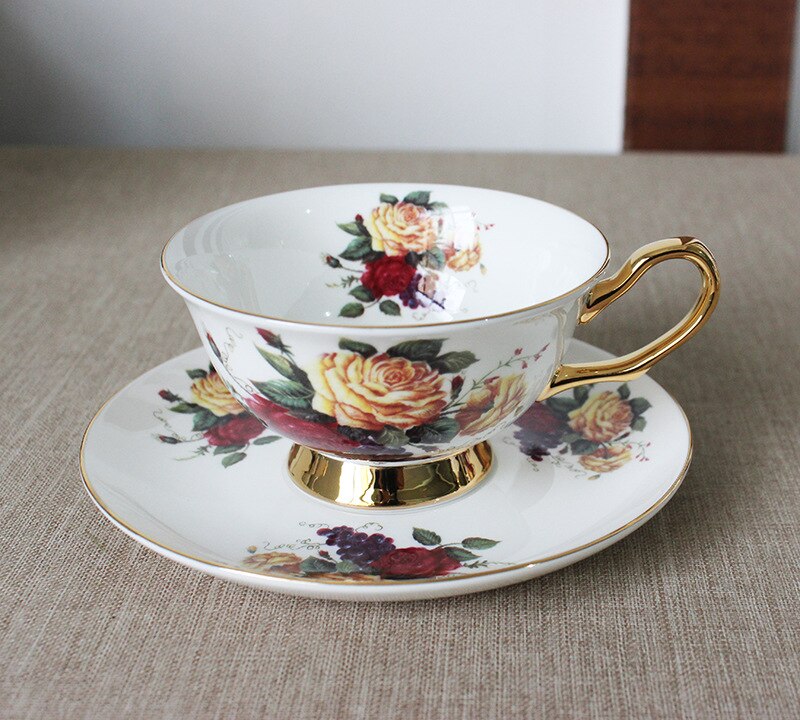 Osso china xícara de café e pires conjunto europeu inglês tarde: Grape gold flowers