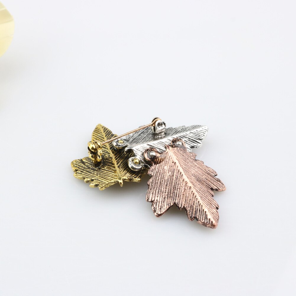 Vintage Maple Leaf Brooches Metal Women Girls Charm Exquisite Collar Lapel Brooch Pins Jewelry Party Garment Accessories