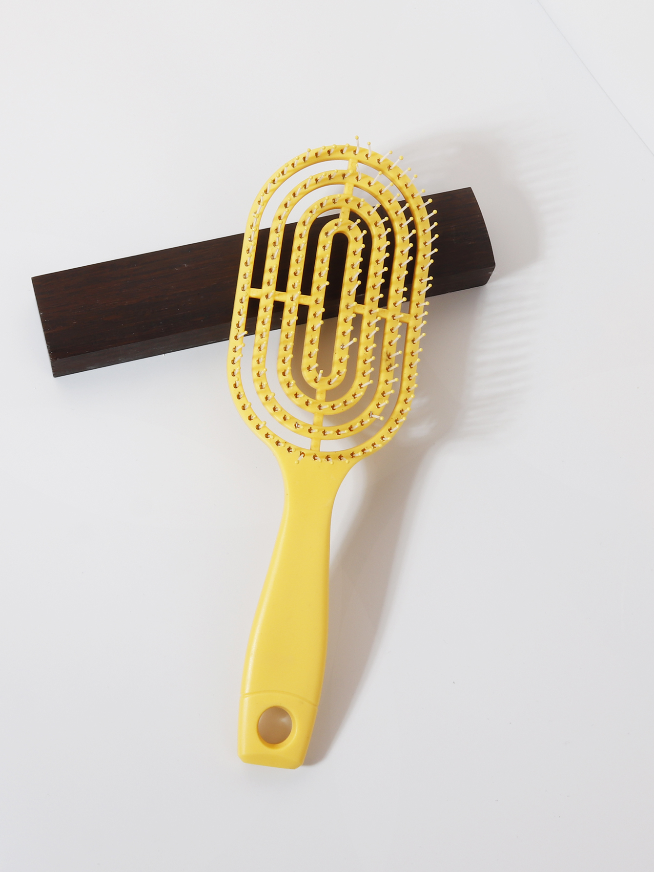 Peine de masaje elástico relajante, peine hueco portátil, cepillo para masaje del cuero cabelludo, herramienta de estilismo de salón, peine ovalado especial para pelucas de cabello real: YELLOW