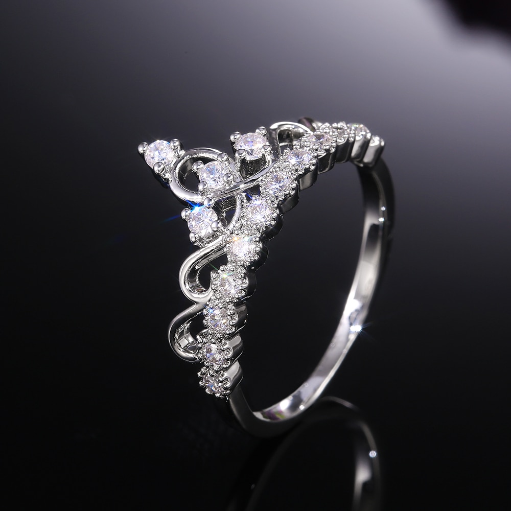 Huitan Delicate Zilveren Kleur Kroon Met Dazzling Kubieke Zirkoon Vrouwen Ring Elegante Vrouwelijke Wedding Engagement Finger Ring