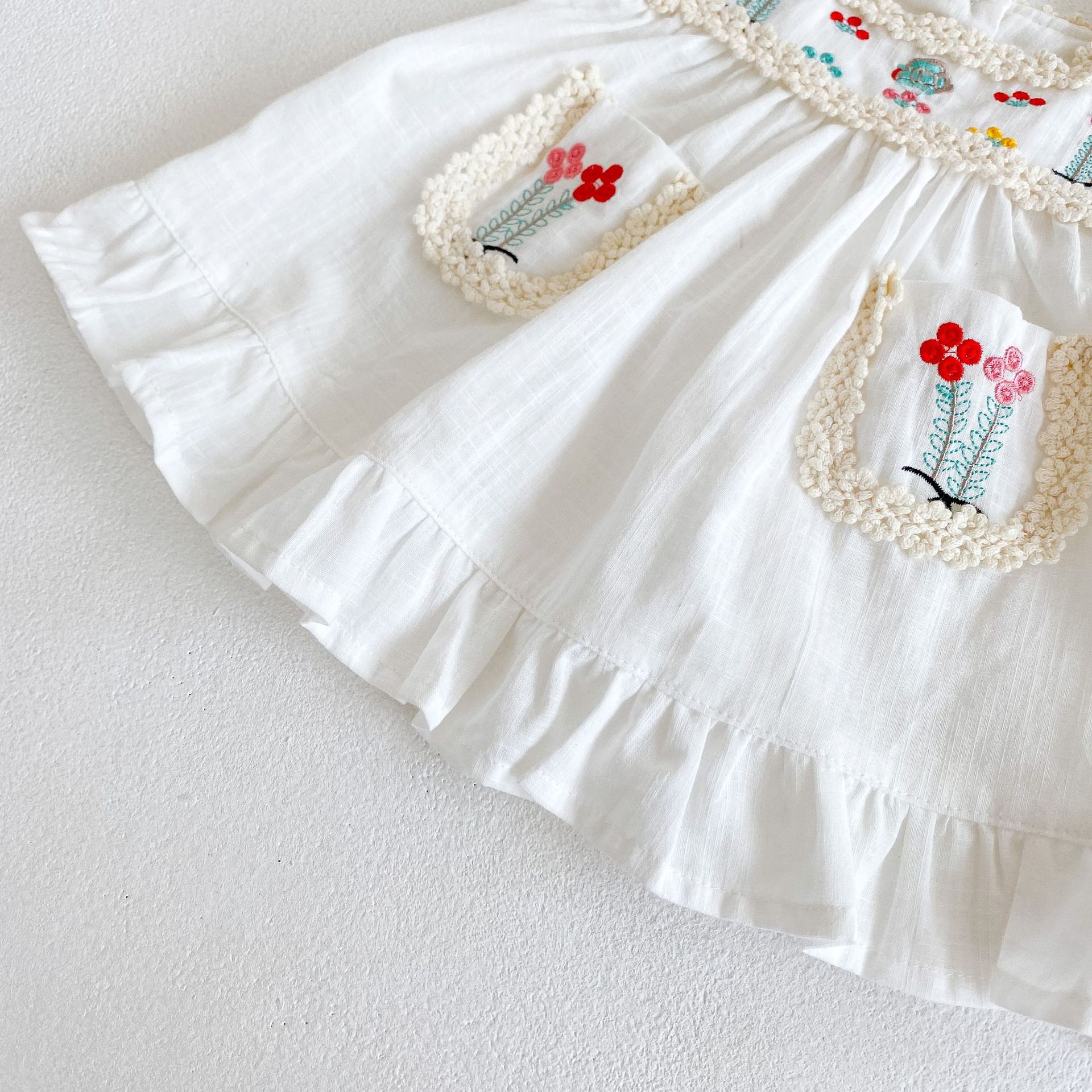 Vestito estivo senza maniche ricamato a fiori in cotone per bambina